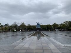 長崎市内に着きました。
ホテルに荷物を預け、雨の中を散策します。

本当は軍艦島に行きたかったのですがコロナ禍でツアーが中止されていました、とても残念です。

まずは平和公園へ
1945年、76年前にこの場所に原爆が落とされました。
もちろん学校でも習い事実としては認識をしていますが、その場所に来ることでより実感が湧きます。
