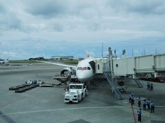 10:58、那覇空港到着。こちらはどんより