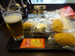 朝8時前に家を出発。
まずは羽田空港のJALのラウンジで朝ごはんを食べました。
朝からビールをいただいちゃってます。