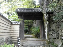 臥龍山荘に到着です。明治時代の大洲、木蝋などの集散で栄えた全盛期の、お金持ちの邸宅跡です。
司馬遼太郎の「街道をゆく　南伊予・西土佐の道」に登場する、お年寄りが住む贅をつくした邸宅は、ここのことかも知れません。