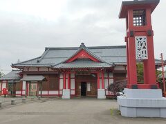弥彦駅
新潟駅から電車を乗り継いで１時間ちょっと。
今日の予定は弥生村観光。
駅から弥彦神社へ向かいました。