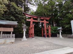 駅から１５分ほど歩いて、ようやく弥彦神社の鳥居が見えてきました。