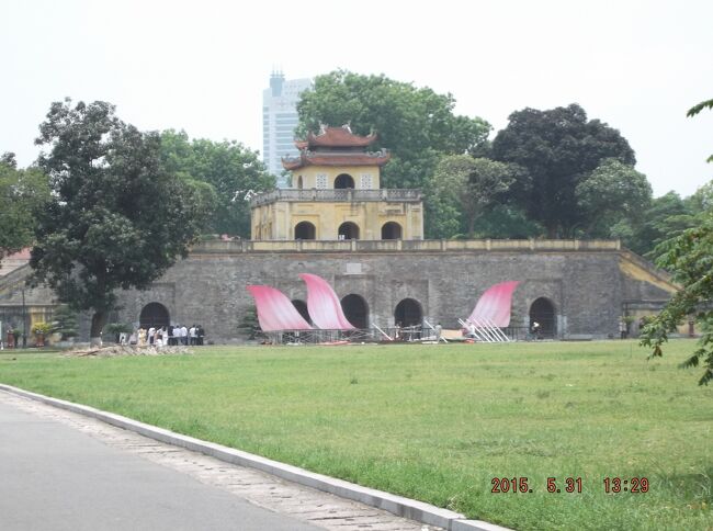 思い出を胸に：タンロン城も入れず。