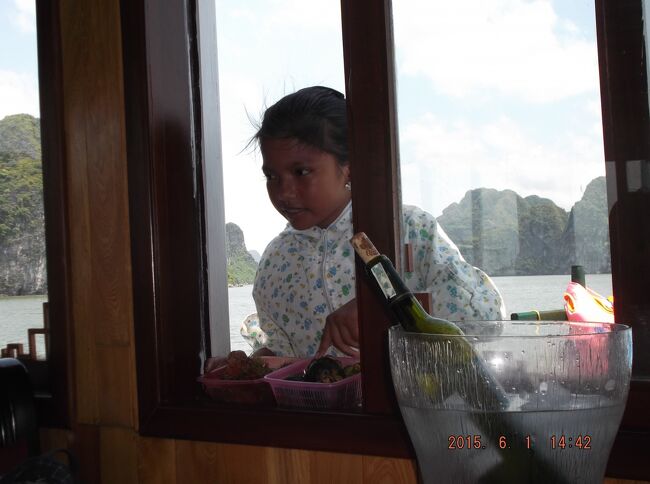 思い出を胸に：ハロン湾で海鮮物を売りに来た可愛い女の子、もう中学生かなあ？？<br />貝などを買い船で調理してもらいました。