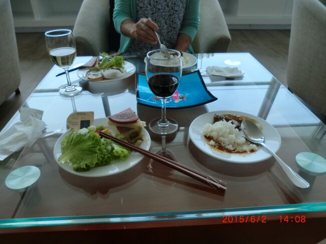 ANAラウンジ:昼飯時間帯なので腹に入れました。ワインなどもいただきました。