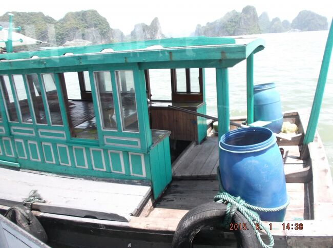 思い出を胸に：こんな小舟に乗って女の子が来ました。