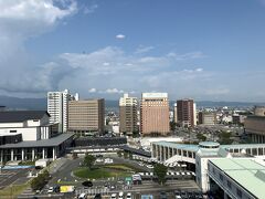 宿泊しているホテルメトロポリタン山形の窓の外に山形駅西口の景色が広がっている。
リッチモンドホテルやホテルルートインはじめいくつかのビルが立ち並んでいるが、その向こう側は普通の住宅地。