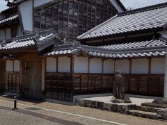 「坂井脇本陣と芭蕉句碑」11:11通過。
新しい家屋なので復元したもののようです。