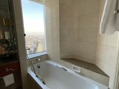 ＜ジュニアスイート＞

これっ、外が見えるバスタブ☆彡

事前にマリオット公式サイトで
ジュニアスイートがこのバスタブだとチェック済。

アップグレードになったら嬉しいなって
期待していたので、本当に嬉しいわ（＾＾）

よし！明日の午後はここで
お酒を飲みながらお風呂に入ろう♪