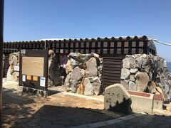 崎の湯へ。ここは「日本書紀」や「万葉集」にも記されている温泉で、道後温泉、有馬温泉と並んで日本最古の三湯の一つの温泉だそうです。入浴料は500円