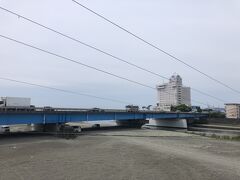 興津川を渡る。向こうに見える建物は、温泉やホテルなどを擁する駿河健康ランドだ。