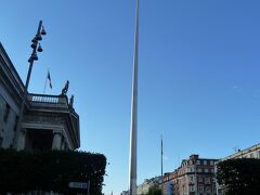 オコンネル橋からオコンネル・ストリートを北に少し行くとダブリン・ビジターセンターがある。ここで明日のグレンダーロッホ、キルケニーのコリンズ１日ツアーを予約する。さらに２分ほど歩くと写真の光の尖塔が見えてくる。高さ１２０ｍの大きなステンレス鋼の記念碑である。