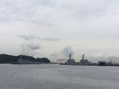 横須賀港には灰色の船が多く、先日の呉港を思い出しました。
海軍基地。