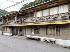 長谷寺温泉「井谷屋」さん。天然温泉の老舗旅館で、創業は江戸時代末期の文久元年だそうです。写真は旧館、向かいに新館もあるのですが、こちらのほうがあじがありますよね。