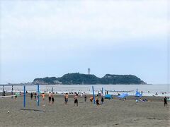 　片瀬海岸です。
　ビーチバレーいいですね。
　すごい人混み、背景は江ノ島です。