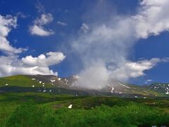 旅館に入る前に、十勝岳望岳台へ
６月下旬ですが、まばらに残雪が見えます。
白い雲をいただく北の青い空に、
十勝岳の噴煙が立ちのぼっています。
