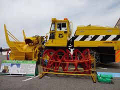 美女平から50分で室堂に到着。アルペンルートの除雪で活躍する除雪車が展示されていました。