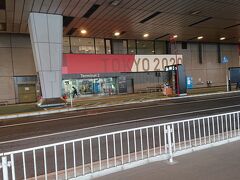 利用するときはいつも第一ターミナルが多いので、たまには第二ターミナルに行こうかという事で、こちらに。オリンピック仕様でした。