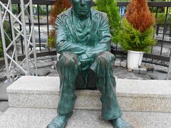 その向かい側にはチャップリンの像。