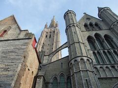 聖母教会前を通り