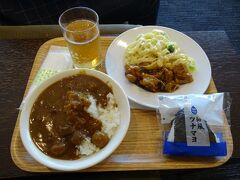 カレー、生パスタ、チキン、おにぎりにジンジャーエールの朝食、生パスタ美味い！またカレーはいつも通りマッシュルームが入っていて安定の美味しさ！