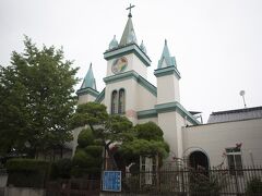 南部小学校向かいの中津カトリック教会。