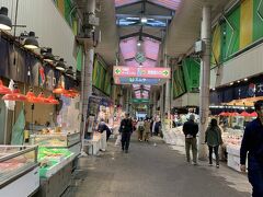 朝は少し早く起きて近江町市場へ―
魚を買って帰りたかったけど、この後も旅行プランが詰まっているため断念…