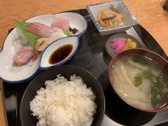 夕食は、尾山神社前の茶碗屋さんのおばあちゃんのおすすめのお店、「くぼ田」で―
「安くて、いっぱい金沢の美味しい魚が食べれるよ～」と教えていただきました。
