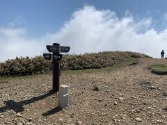 ８時３３分、やっと着いた！！
舐めてました、ごめんなさい。松手山さん。

ん？た、平標山！？

地図を見返してみるとどうやら先ほどの鉄塔のある場所が松手山だったみたいですね。迷いようのない一本道なので地図を確認せず突き進んだのが誤解の元だったようで……
あ～よかった♪最終バスの心配はしなくてよさそうです。

ちなみに標高は1984ｍ。