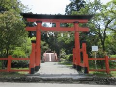 丹生都比売神社・外鳥居　
両部鳥居の様式。両部とは密教の金剛界・胎蔵界のことで神仏習合が盛んだった神社によく見られます。高野山と縁の深いからでしょうか。