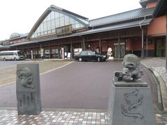 安来駅から無料シャトルバス（写真左端のマイクロバス）で足立美術館へ。