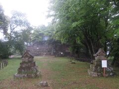 本丸の一番奥にある勝日高守（かつひたかもり）神社。標高は190m。