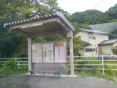 塩之沢駅です。駅は屋根とベンチだけみたいでした。