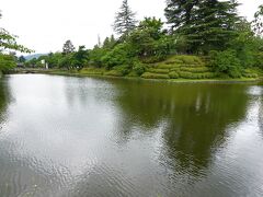 松が岬公園（米沢城址）では、水なみなみ 立派な水堀が迎えてくれます。