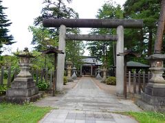 隣りには 江戸時代屈指の名君と言われた、その上杉鷹山（ようざん）を祀る松岬（まつがさき）神社。