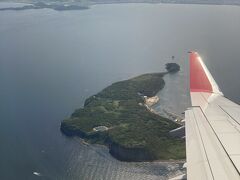 福岡空港着陸前、相島が見えました。
相島は猫の島で有名みたいです。