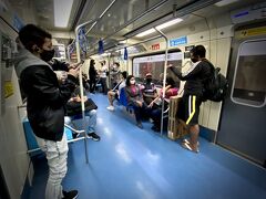 【サンパウロの地下鉄】

平日は、すでにバスも地下鉄も大いにラッシュで、コロナが蔓延しまくる原因となっている。