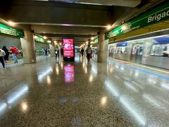 【サンパウロの地下鉄】

現在、コロナ死が一番多い職種は、バス（Uber／タクシー等）の運転手、守衛、会社等の掃除係等という統計が発表されており...


写真：ここブリガデイロ駅のフォームは非常に綺麗に掃除されています。