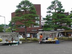 陣屋の前では朝市が開かれていました。

三密対策か、店同士がかなり離れていて、賑わいという感じがしません。