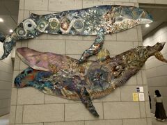 第一生命ビルの一階には北と南に一か所ずつギャラリーがあって
何年か前来た時は北ギャラリーには
第一生命が主催の絵画展で賞をとられた方の作品展がやっており
南ギャラリーでは第一生命の歴史やその年のサラリーマン川柳の上位30選や
過去の上位の句が陳列されており
川柳にその時代が反映されているので見て面白かったですが
コロナで両ギャラリーは閉鎖中、ロビーに今年の川柳の上位10選だけが展示
あと、絵画はロビーの壁面展示のみとなって寂しいものでした。