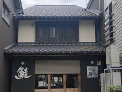 うおやさんはお店と惣菜屋とレストラン。塩引き鮭の展示をしているのはきっかわさんだけのようです。