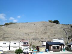 Tさんにお願いして、遊子水荷浦の段畑へ。
前々日、松山のアトラス出版さんからお勧めいただいた場所です。
宇和島中心部から西南方向に延びる岬の一画にあります。
ここは、宇和島市内ではありますが、曲がりくねった海岸線を通るため、かなり時間がかかります。バス（宇和島自動車）で60分。海上タクシーもありますが、四人往復で一万円とか。ただしこちらは片道20分です。13人まで乗れるそうなので（料金はわかりません）、グループならクルージングを兼ねて利用しても良いかも知れませんね。
私は公共交通を使ってのんびり旅をするのが好きではありますが、Tさんに連れてきていただかなければ、ここに行くのは非常に難しかったと思います。

このあたりは、戦前は遊子村と呼ばれていました。戦後昭和三十年代に周辺の村と合併して「宇和海町」となり、昭和49年に宇和島市に編入となりました。

こうして見ると、一山丸ごと段畠にしたことがわかります。
尚、右下の建物はNPO法人段畑保存会の建物（売店）です。日焼けしたおっちゃんが「滅多に出さんのやけど…」とジャガイモ（男爵イモ）の焼酎を出して、珍しかったので一本購入。ここにはだんだん茶屋という食事処もあります。