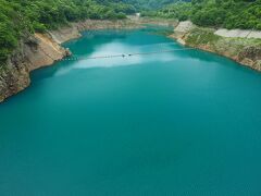 おー、これが四万ブルーですか。通常の湖面より明らかに鮮やか。今日は曇りなのでどちらかというとエメラルドグリーンのうような色合い。晴れていればもっと綺麗なブルーなんだろうな。