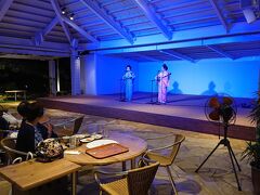 ２日目の夕食は、ホテルから直ぐ近くにある、「琉球の風 南風屋台村」に入りまし。ここでは、沖縄民謡の演奏を聴きながら食事を楽しめます。
