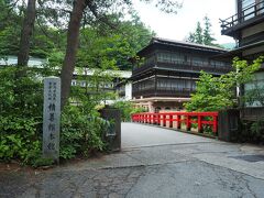 そして四万温泉と言えば積善館。宿をチェックアウトした観光客が次々写真を撮りに訪れます。