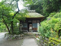 25分ほど歩き日向見薬師堂。源頼光の家来、碓氷貞光が日向見で夜を明かした際、神のお告げを聞き、目を覚ますと枕元に温泉が湧き出ていたという伝説があります。そのしるしに、お堂を建てて本尊の薬師如来の像を祀ったのが日向見薬師堂です。