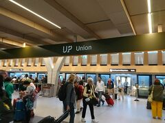 ユニオン・ピアソン・エクスプレス（UPエクスプレス）で
トロント中心部のユニオン駅へ向かいます。
UPエクスプレスはトロント・ピアソン空港とユニオン駅を
30分弱で結んでいて便利な鉄道でした。