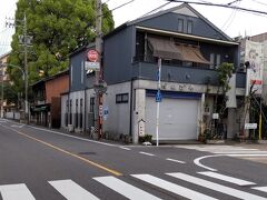 「加納宿 桝形ー１。 だんごやを右折」6:17通過。
加納宿石標柱・中山道八幡町道標有。