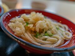 もちろんうどんもいただきます。
灸まんのお店からも近く、美味しそうなてんてこ舞いに入りました。