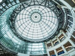 ホテルに荷物を置いて高松丸亀町商店街へ。
大学の授業でこのドームを知って以来、どうしても撮影に来たかった場所。
ショッピングモールの中みたいですが「商店街」の中です！
